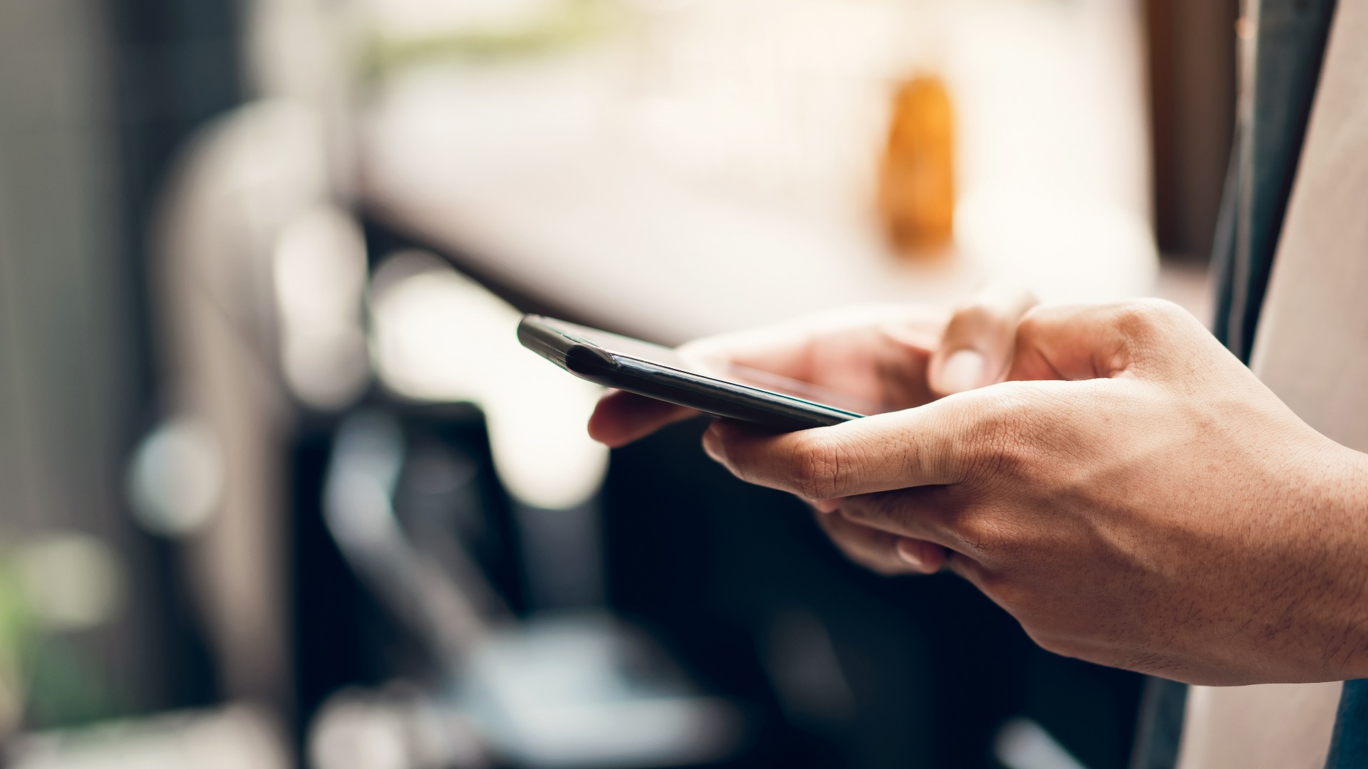 Mann bei der Verwendung eines Smartphones, in der Freizeit. Das Konzept der Nutzung des Telefons ist im täglichen Leben unerlässlich.